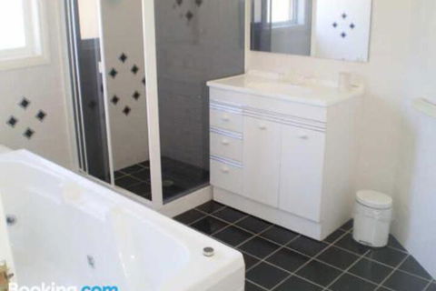 Retreat On Surf Beach - Perths Hotel 4