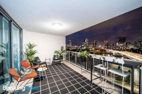 3br Stylish Apt CBD River & City Views SpaSaunaPoolWIFINetflix - Perths Hotel 0