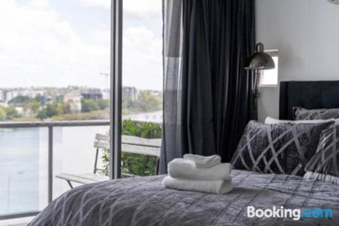 3br Stylish Apt CBD River & City Views SpaSaunaPoolWIFINetflix - Perths Hotel 6