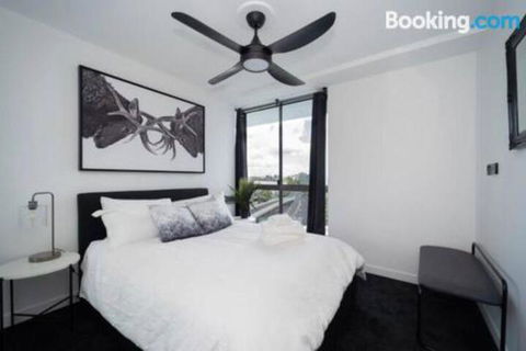 3br Stylish Apt CBD River & City Views SpaSaunaPoolWIFINetflix - Perths Hotel 5