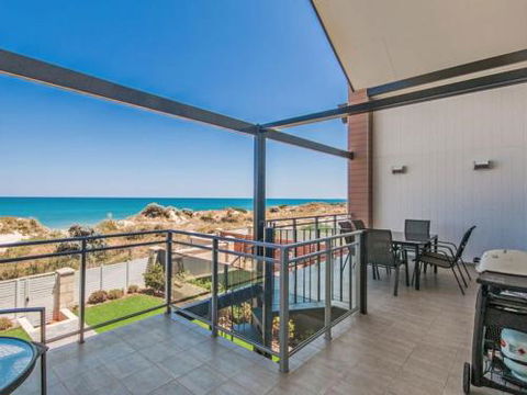 Surf & Sun In Silver Sands - Perths Hotel 4