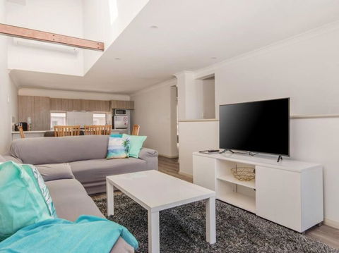Surf & Sun In Silver Sands - Perths Hotel 6