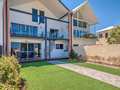 Surf & Sun In Silver Sands - Perths Hotel 3