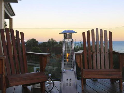 WHALE WATCH FOR FOUR Gerringong 4pm Check Out Sundays - Perths Hotel 0