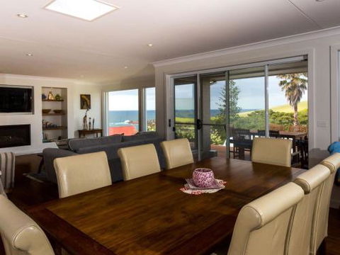 WHALE WATCH FOR FOUR Gerringong 4pm Check Out Sundays - Perths Hotel 4