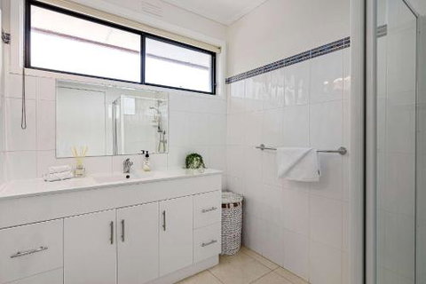 Stunning Bay View Accommodation In Rye - Perths Hotel 4