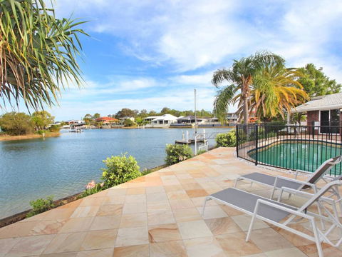 April 19 4 Bedroom Home On Canal With Pool Pontoon Aircon & WiFi! - Perths Hotel 3