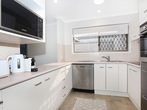 April 19 4 Bedroom Home On Canal With Pool Pontoon Aircon & WiFi! - Perths Hotel 6