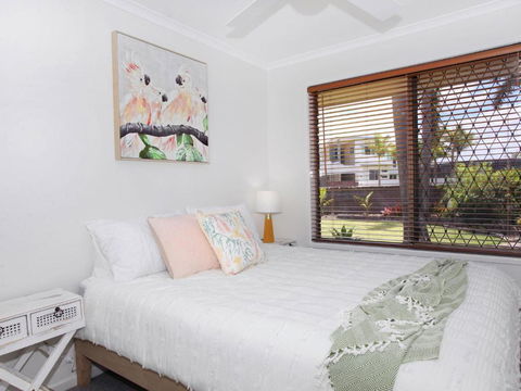 April 19 4 Bedroom Home On Canal With Pool Pontoon Aircon & WiFi! - Perths Hotel 5