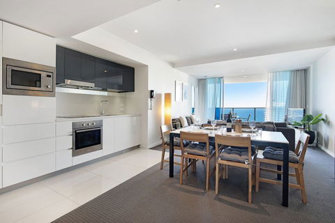 H Residences 2 Bedroom Ocean View In Surfers Paradise - Perths Hotel 3