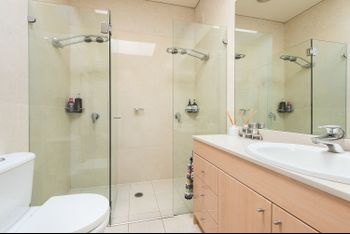 Stunning East Suburb Coastal Home H373 - Perths Hotel 5