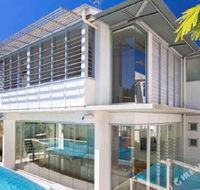 R  W Noosa Holidays 19 the Esplanade - Perths Hotel