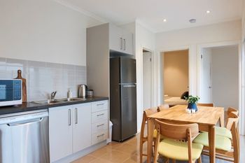 Open & Flowy 1 Bedroom Apartment In Chadstone - Perths Hotel 2