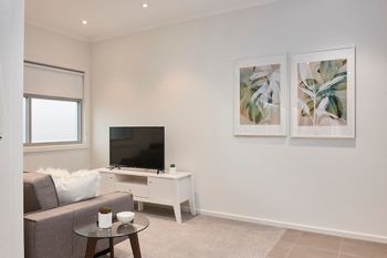Open & Flowy 1 Bedroom Apartment In Chadstone - Perths Hotel 3
