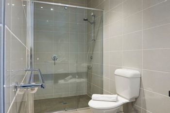 Open & Flowy 1 Bedroom Apartment In Chadstone - Perths Hotel 5