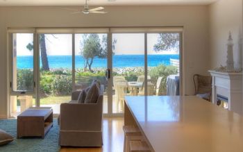 Noraville On The Beach - Perths Hotel 2