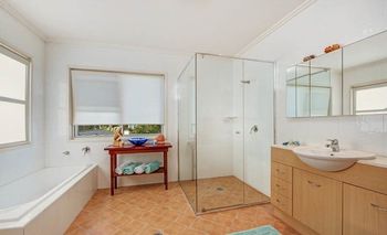 Noraville On The Beach - Perths Hotel 4