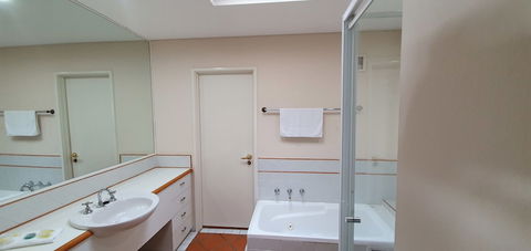 Sea Breeze Luxury Holiday Apartment Accommodation - Perths Hotel 6