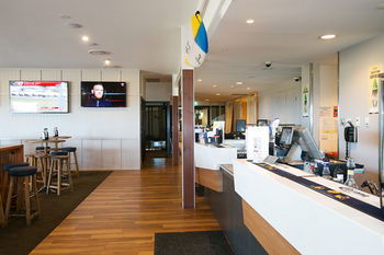Caves Beachside Hotel - Perths Hotel 2