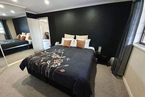 Under The Vines - Perths Hotel 2