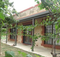 Under the Vines - Perths Hotel
