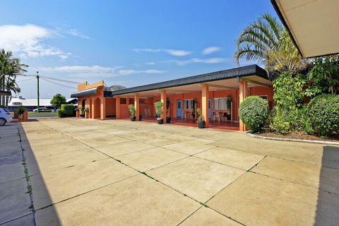 Riviera Motel Bundaberg - Perths Hotel 1