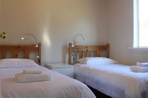 The Sleeping Lady Private Retreat - Perths Hotel 4
