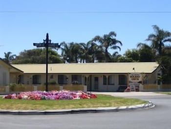 Lakes Entrance Holiday Units - Perths Hotel 2