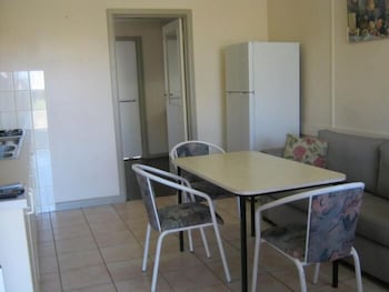 Lakes Entrance Holiday Units - Perths Hotel 5