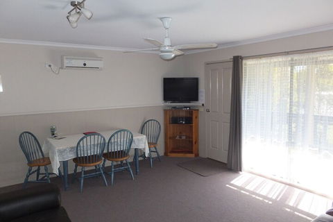 Lakes Entrance Country Cottages - Perths Hotel 7