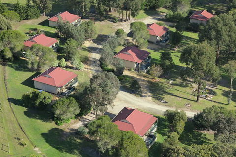Lakes Entrance Country Cottages - Perths Hotel 1