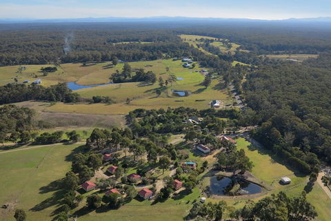 Lakes Entrance Country Cottages - Perths Hotel 2