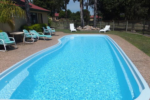 Lakes Entrance Country Cottages - Perths Hotel 3