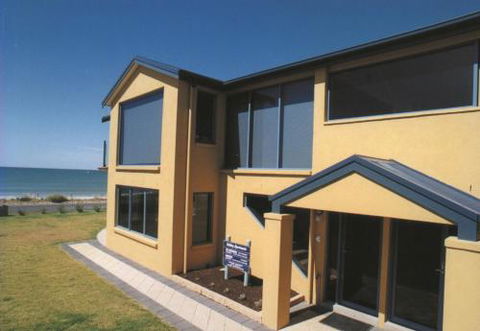 Port Fairy Getaway - Perths Hotel 2