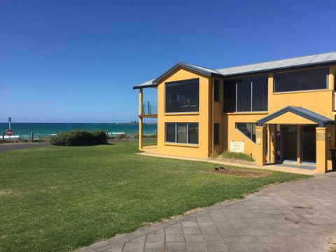 Port Fairy Getaway - Perths Hotel 4