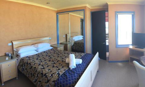 Port Fairy Getaway - Perths Hotel 5