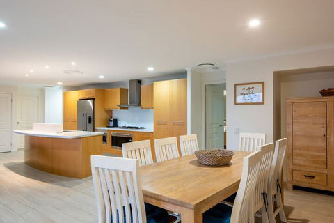 The Village At Burleigh Heads - Perths Hotel 5