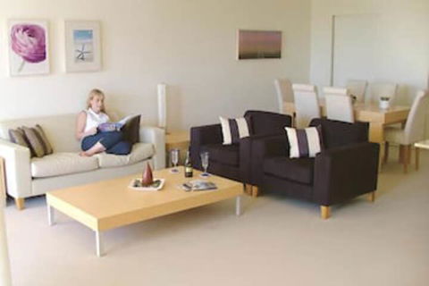 The Village At Burleigh Heads - Perths Hotel 6
