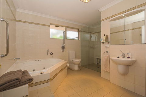 The Good Life B & B - Perths Hotel 5