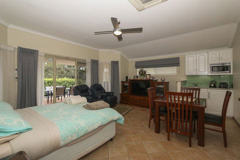 The Good Life B & B - Perths Hotel 4