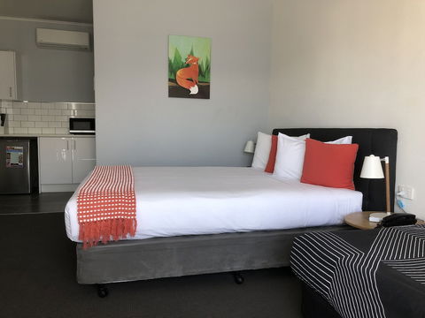 Commodore Motor Inn Albury - Perths Hotel 4