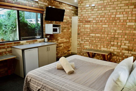 Edge Of The Forest - Perths Hotel 4