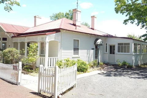 Ross B&B Accommodation - Perths Hotel 1