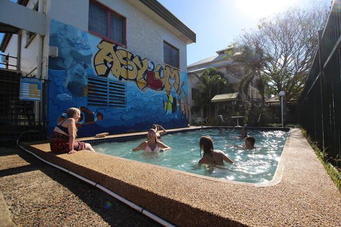 Asylum Cairns Hostel - Perths Hotel 4