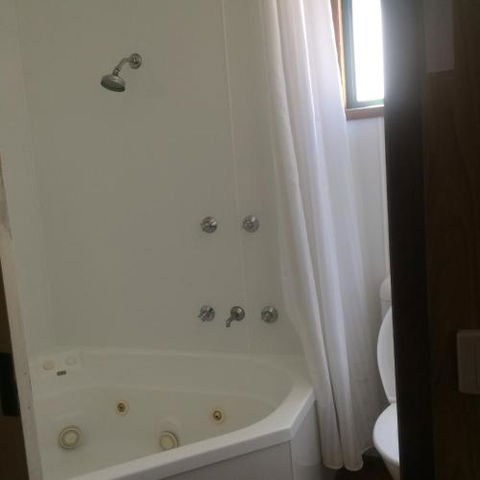 Wagga Wagga Beach Caravan Park - Perths Hotel 2