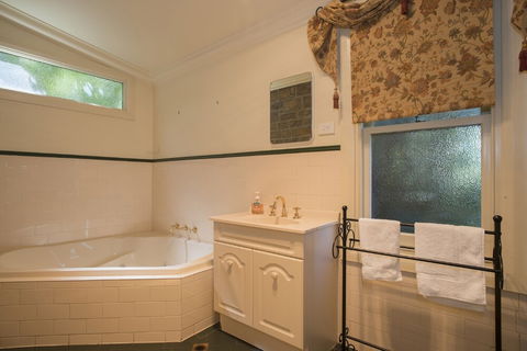 Barossa Dreams - Perths Hotel 6