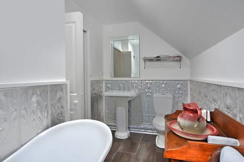 The Pines Bed & Breakfast - Perths Hotel 7