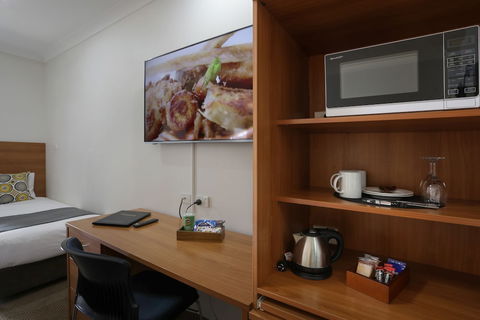 Cadman Motor Inn & Apartments - Perths Hotel 3