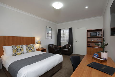Cadman Motor Inn & Apartments - Perths Hotel 2