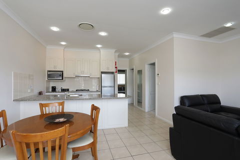 Cadman Motor Inn & Apartments - Perths Hotel 4